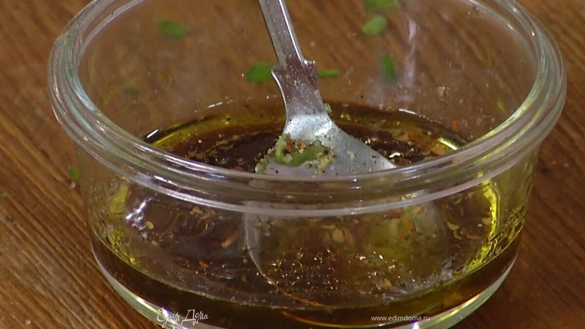 Приготовить заправку: из половинки лимона выжать 2 ст. ложки сока, влить оливковое масло, мед, соевый и рыбный соус, добавить черный перец, чили и соль, все перемешать.