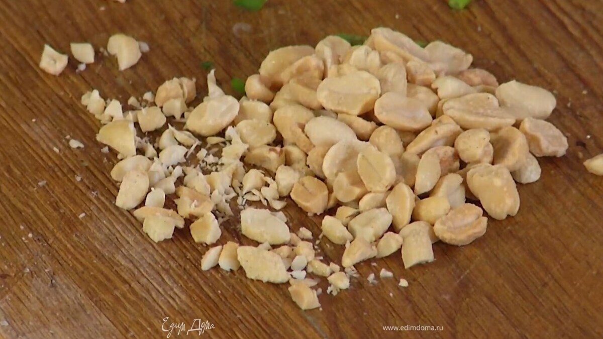 Арахис порубить ножом и посыпать салат.