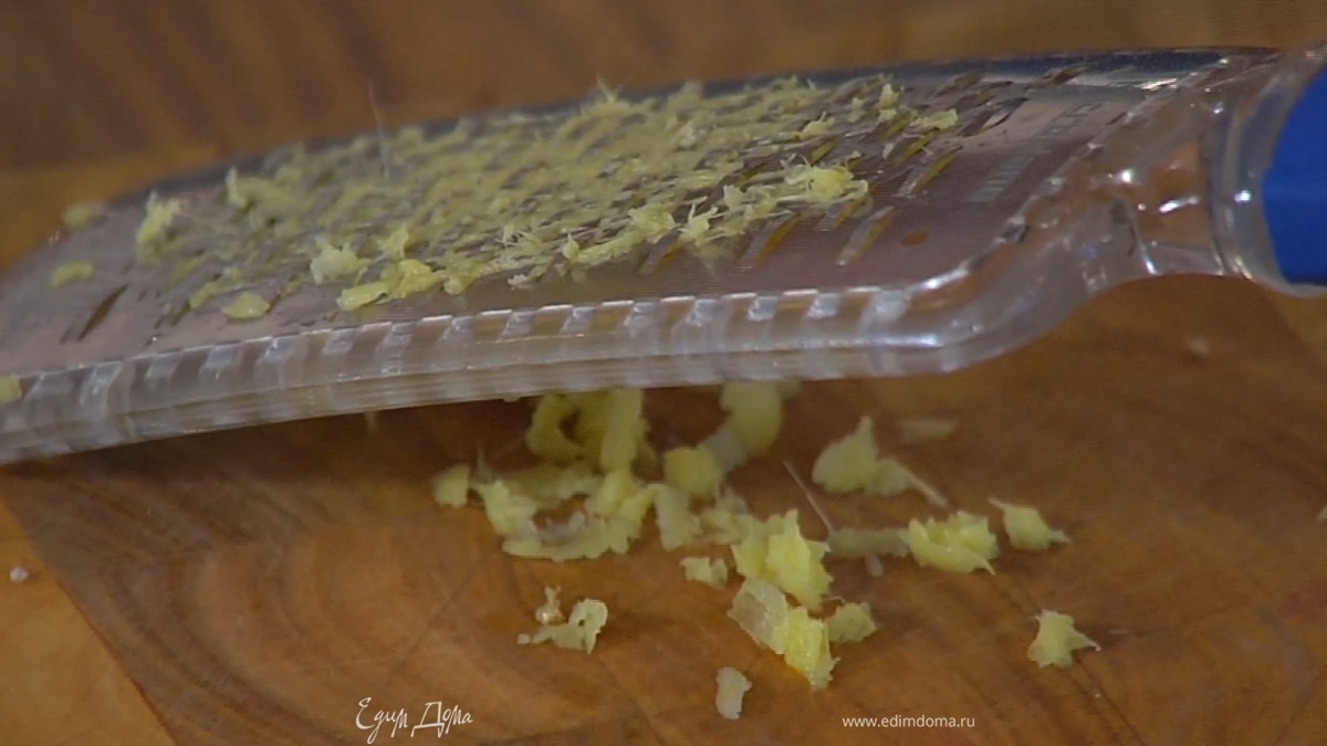 Чеснок и имбирь почистить и натереть на мелкой терке.