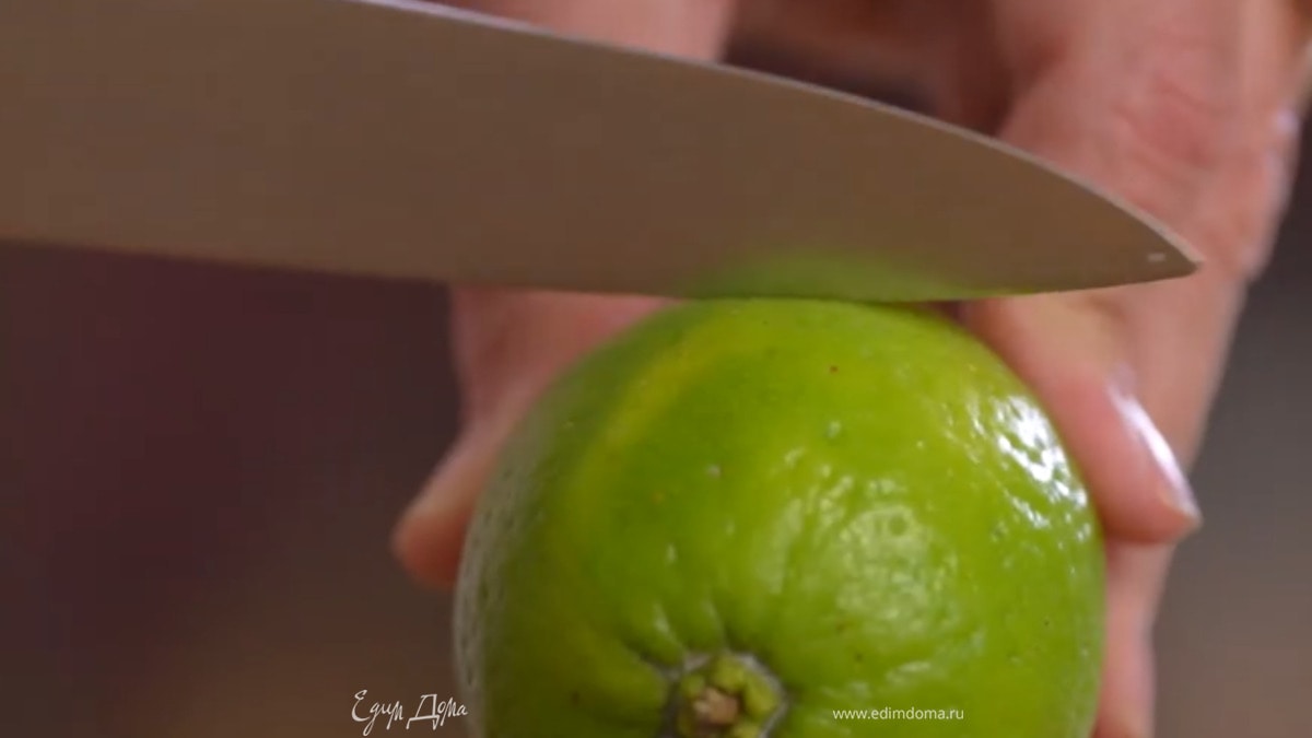 Из лайма выжать сок.