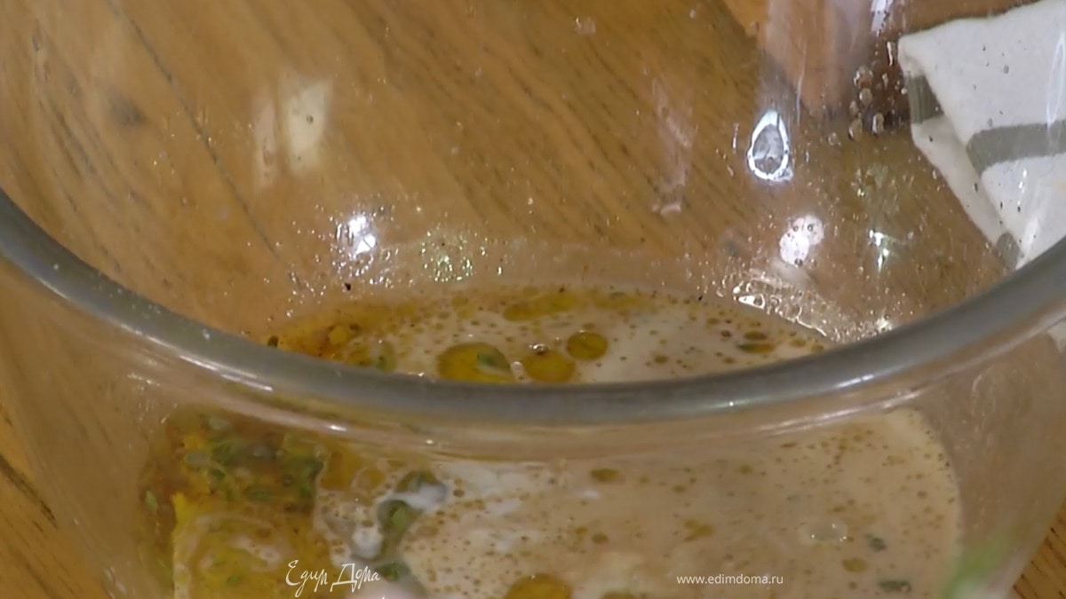 Приготовить маринад: в глубокой миске соединить сахар, листья тимьяна, паприку, кориандр, имбирь, чеснок, соль, влить соевый и рыбный соус, растительное масло, сок лайма, кокосовое молоко и все перемешать.