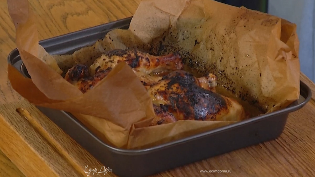 Запекать в разогретой духовке 25 минут, периодически поливая выделившимся соком.