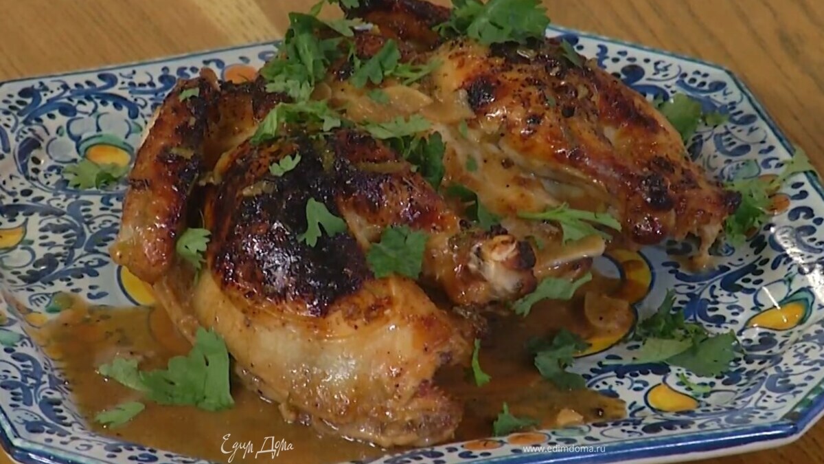 Кинзу порвать руками и посыпать готового цыпленка.