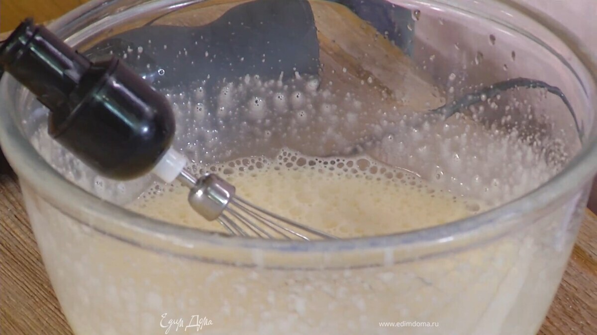 Яйца взбить блендером с насадкой-венчиком. Продолжая взбивать, всыпать сахар, соль, тонкой струйкой влить оливковое масло и апельсиновый сок.