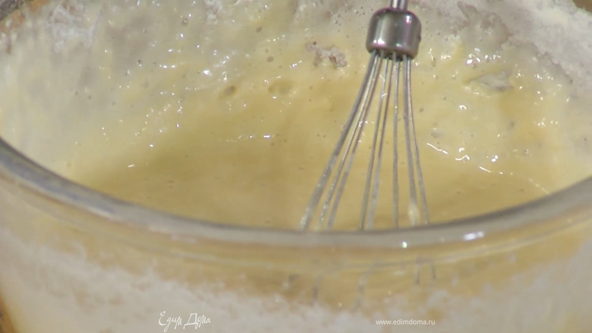 Муку и разрыхлитель всыпать в яичную массу и перемешать венчиком.