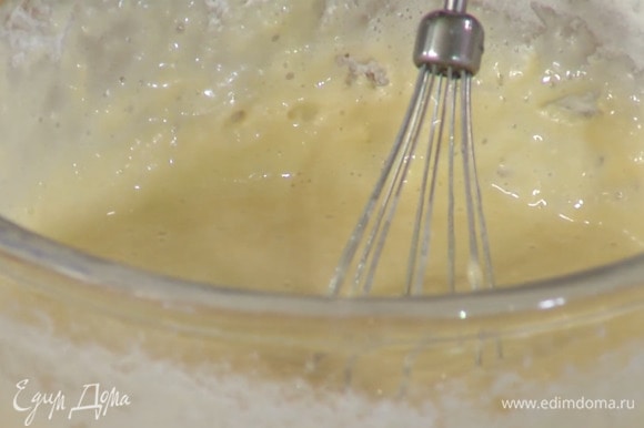 Муку и разрыхлитель всыпать в яичную массу и перемешать венчиком.