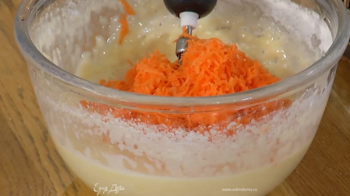 Морковь почистить, натереть на мелкой терке, добавить в тесто и еще раз перемешать.