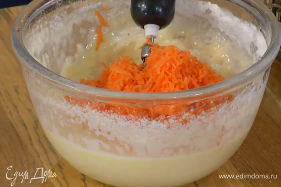 Морковь почистить, натереть на мелкой терке, добавить в тесто и еще раз перемешать.