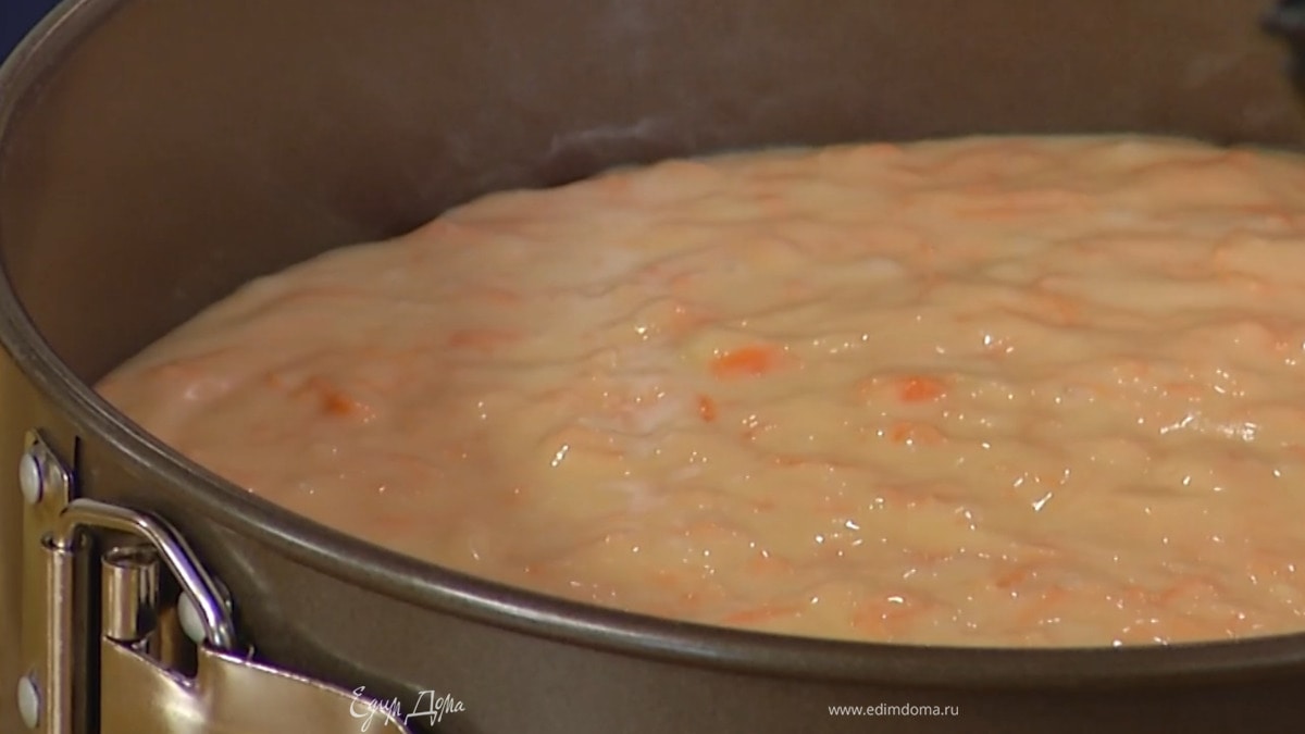 Дно разъемной формы для выстелить бумагой для выпечки, выложить тесто и разровнять.