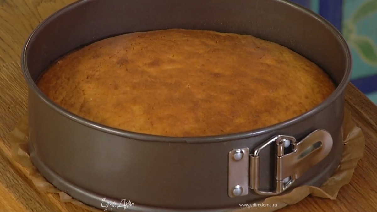 Выпекать пирог в разогретой духовке 50 минут.