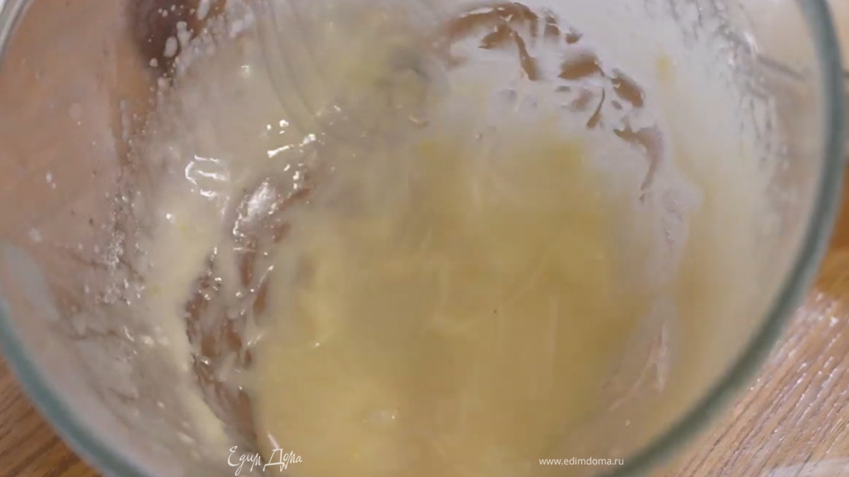 Апельсиновую мякоть отложить, а в оставшийся сок добавить сахарную пудру и взбить блендером с насадкой-венчиком, чтобы получилась глазурь.