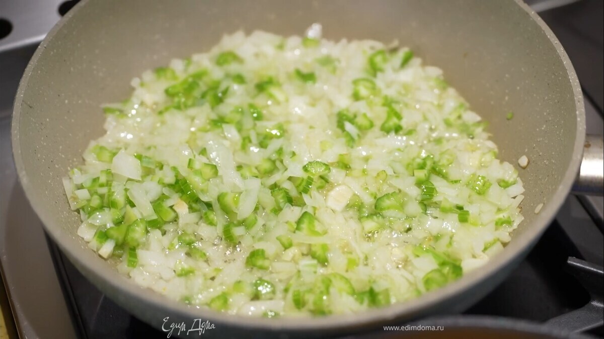 В тяжелой сковороде разогреть 3 ст. ложки оливкового масла и обжарить лук и сельдерей.