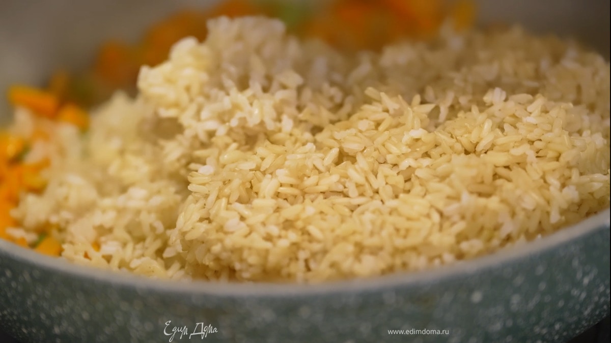 В отдельной сковороде разогреть оставшееся оливковое масло и обжарить нарезанную тыкву до мягкости, затем выложить к луку с сельдереем и перемешать, добавить готовый рис, все еще раз перемешать и прогреть.