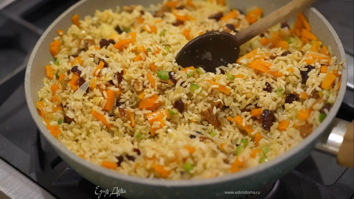 Орехи поломать руками и добавить к рису с овощами, всыпать клюкву и все перемешать.