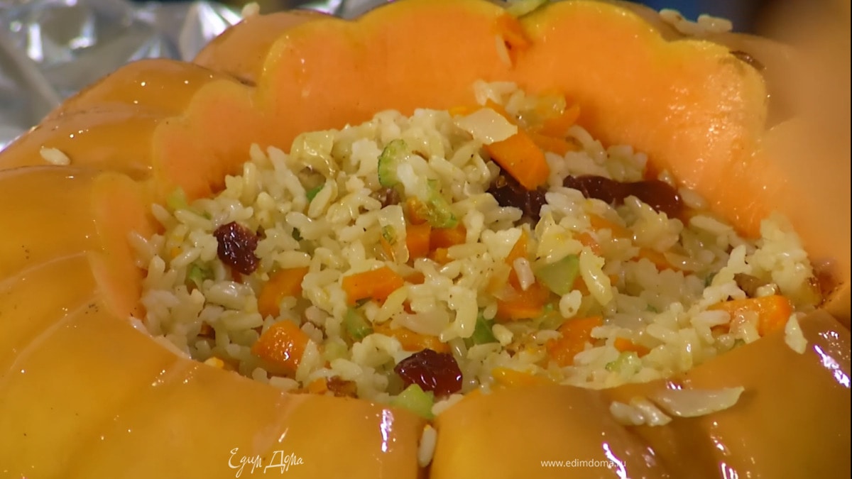 У тыквы острым ножом срезать верхушку с плодоножкой и вынуть семечки, затем поместить ее на противень, выстеленный фольгой так, чтобы края свешивались, слегка смазать внутри оливковым маслом Extra Virgin, посолить, поперчить, посыпать листьями тимьяна и наполнить начинкой.