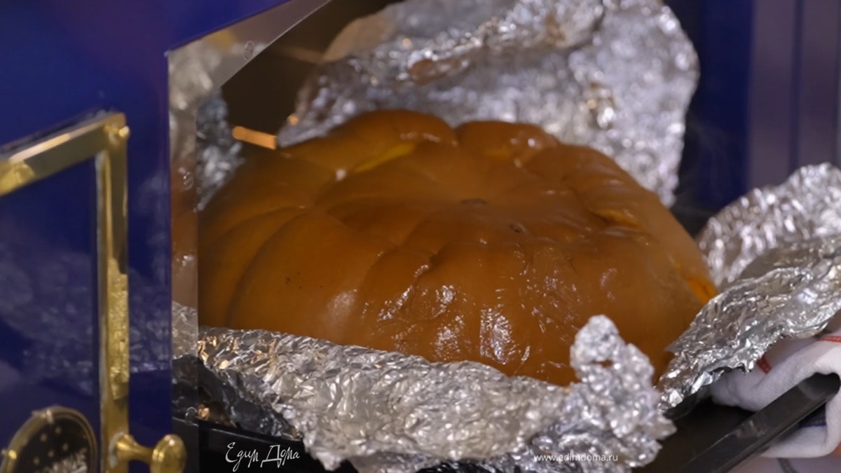 Закрыть тыкву верхушкой-крышечкой, смазать снаружи оливковым маслом Extra Virgin, полностью обернуть фольгой и запекать в разогретой духовке 40 минут.