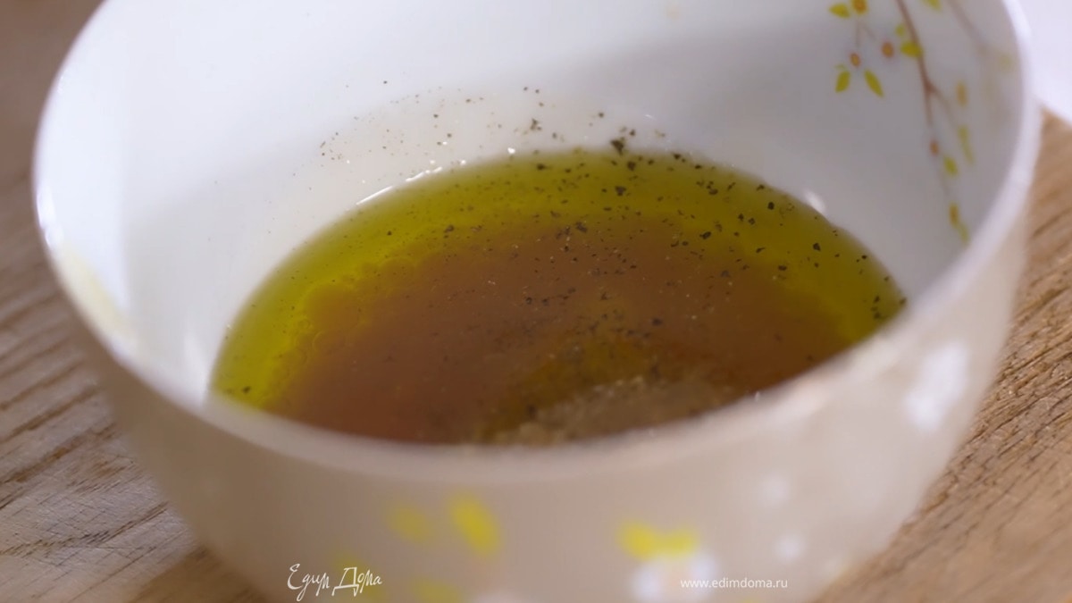 Приготовить заправку: в пиалу влить оливковое масло и уксус, добавить горчицу и мед, все посолить, поперчить и перемешать.