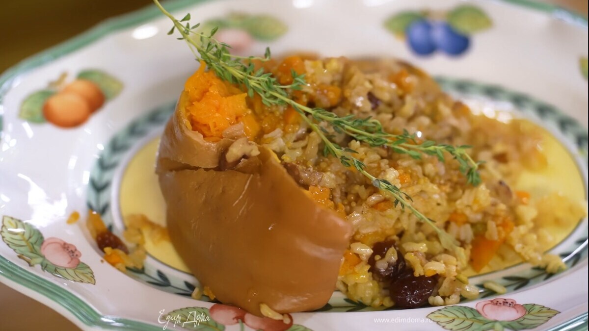 Подавать тыкву, полив заправкой.