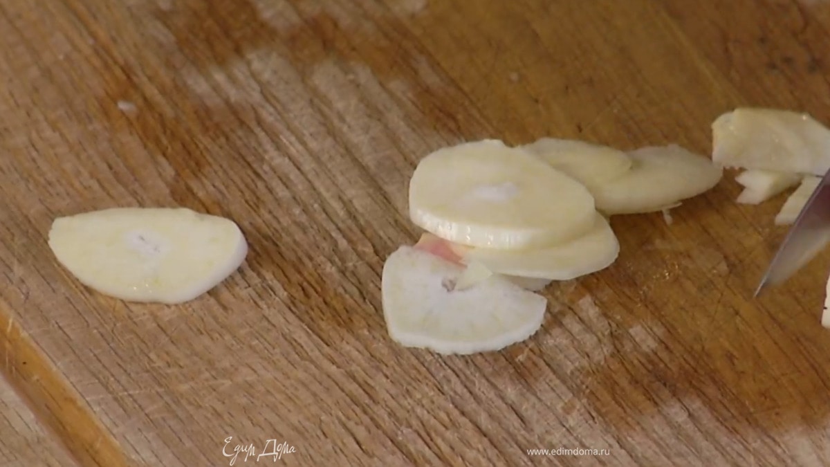 Чеснок почистить и нарезать пластинками.