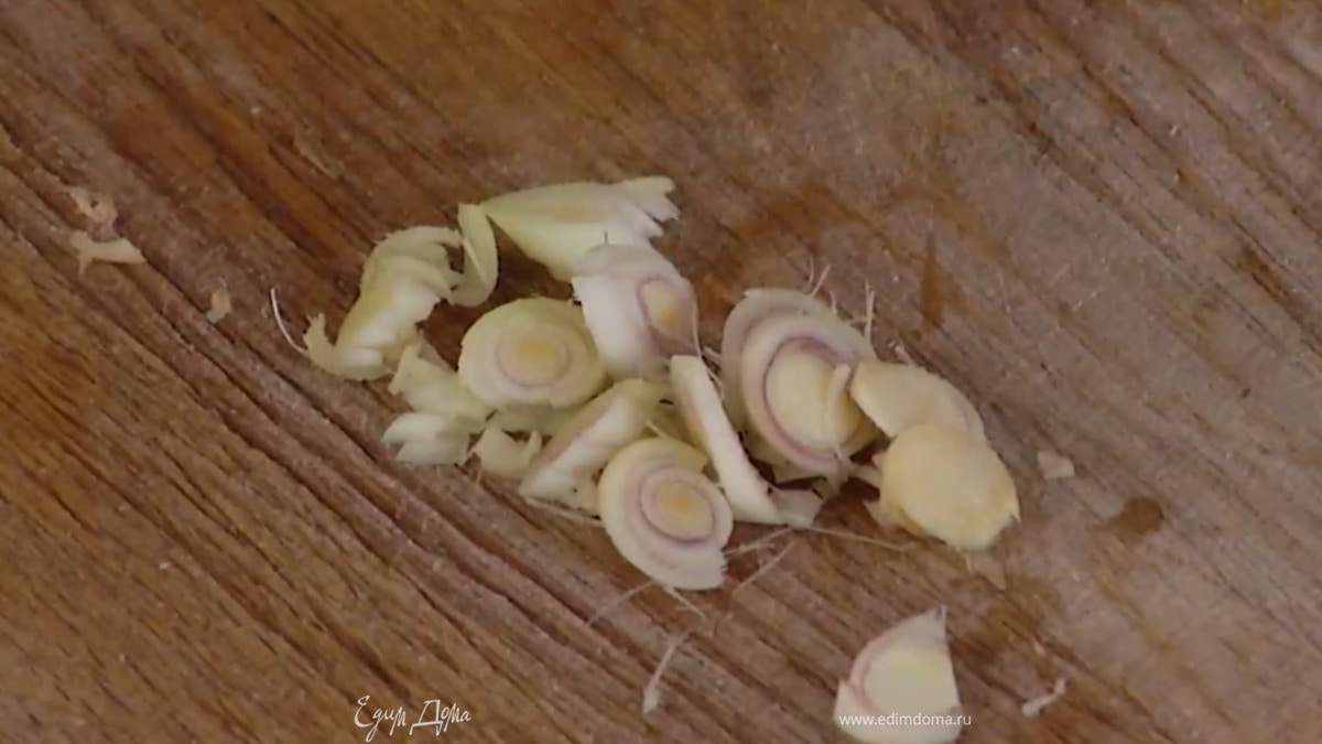 Лемонграсс тонко нарезать и отправить к луку с чесноком.
