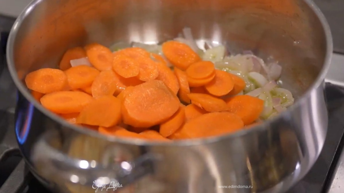 Морковь почистить, нарезать кружками, выложить в кастрюлю и дать ей пропитаться ароматами овощей.