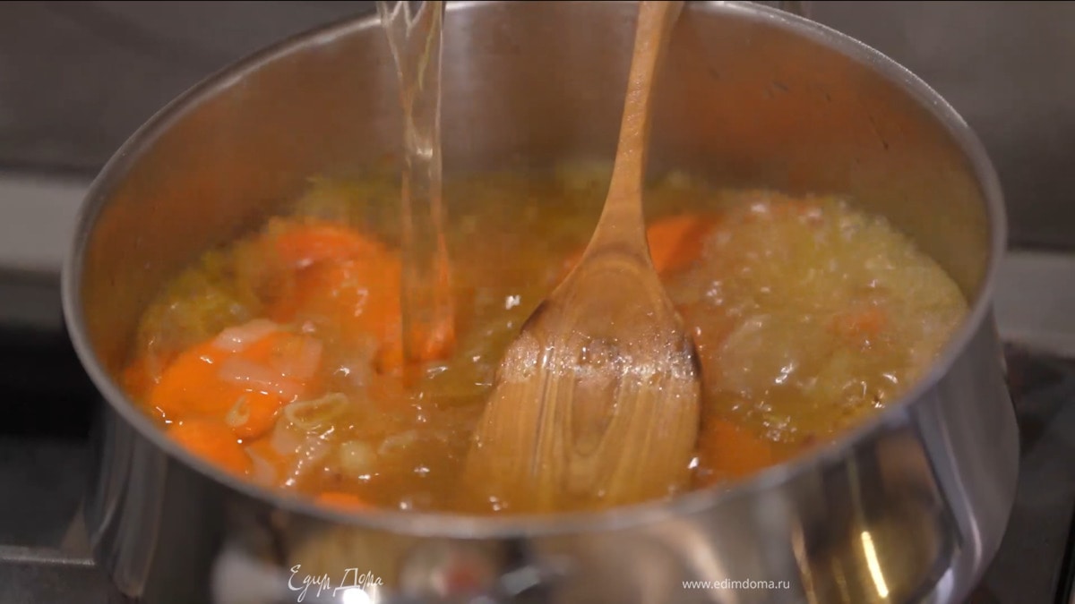 Добавить в кастрюлю соль, пасту карри, все перемешать, затем влить горячий бульон, так чтобы овощи были покрыты, и варить до готовности моркови.