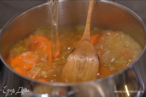 Добавить в кастрюлю соль, пасту карри, все перемешать, затем влить горячий бульон, так чтобы овощи были покрыты, и варить до готовности моркови.