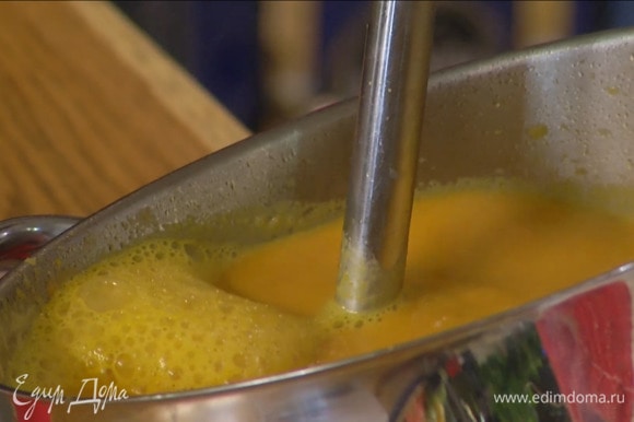 Снять кастрюлю с огня, влить кокосовое молоко, если нужно, еще посолить и погружным блендером взбить все в пюре.