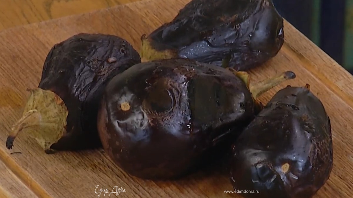 Баклажаны часто наколоть вилкой, выложить в глубокий сотейник, накрыть крышкой и готовить на сильном огне, периодически переворачивая.