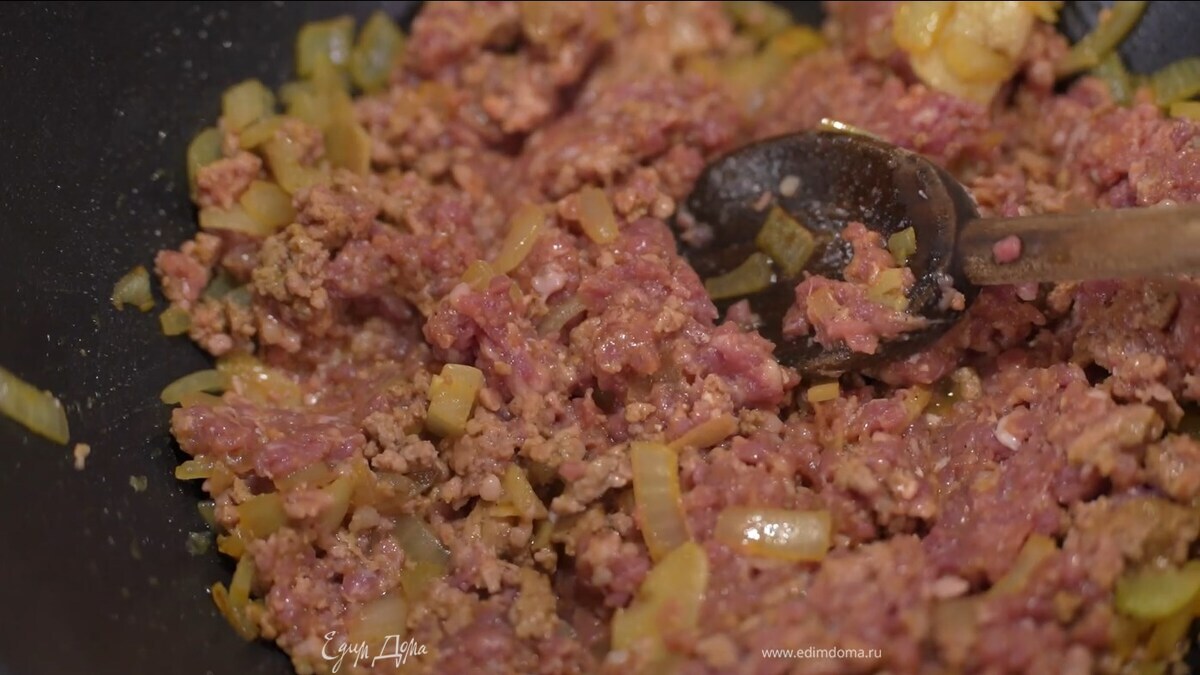 Фарш выложить в сковороду, перемешать с луком и чесноком и обжарить.