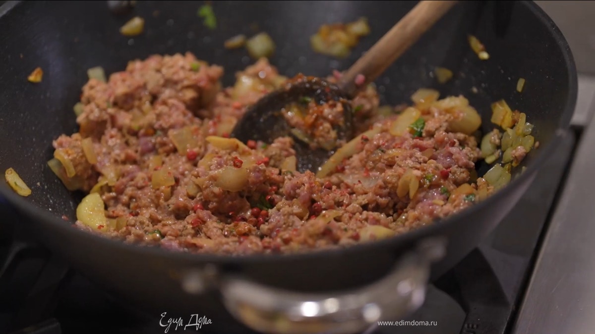 Листья одной веточки мяты мелко порубить и выложить в фарш, добавить аджику, розовый перец и все перемешать.