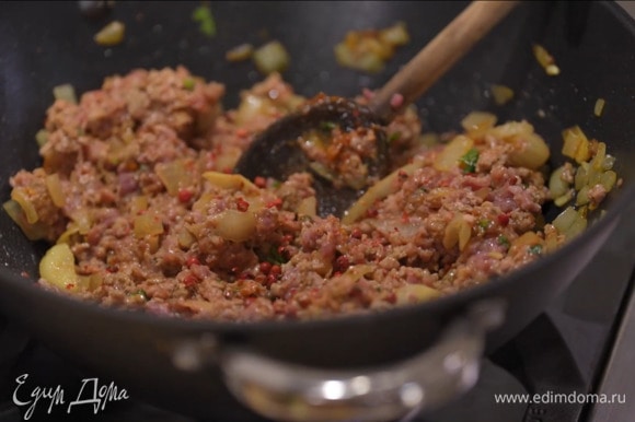 Листья одной веточки мяты мелко порубить и выложить в фарш, добавить аджику, розовый перец и все перемешать.