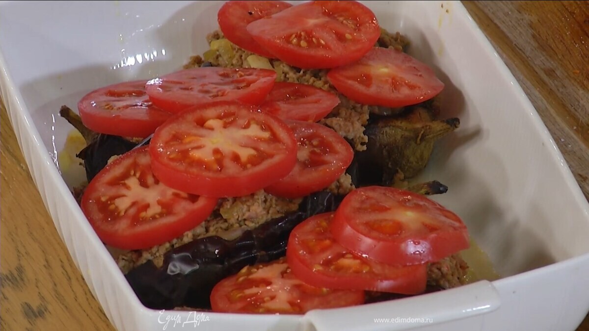 Помидоры нарезать кружками и внахлест накрыть ими баклажаны.