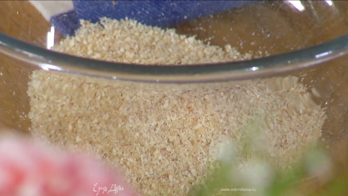 В чашу блендера выложить миндаль, 2 ст. ложки коричневого сахара и все вместе измельчить.