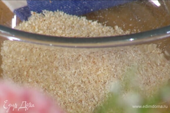 В чашу блендера выложить миндаль, 2 ст. ложки коричневого сахара и все вместе измельчить.