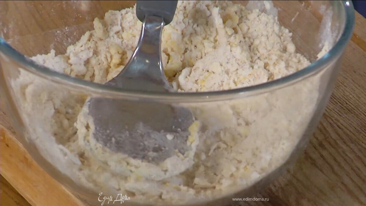 Предварительно охлажденное сливочное масло нарезать кубиками, выложить в блендер, всыпать 2–3 ст. ложки муки с сахаром и миндалем и взбить все в крошку, затем выложить в оставшуюся муку, добавить желток и все растереть (если нужно, влить 1–2 ст. ложки ледяной воды).