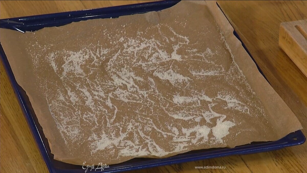 Противень выстелить бумагой для выпечки и посыпать ее 1 ст. ложкой сахара.