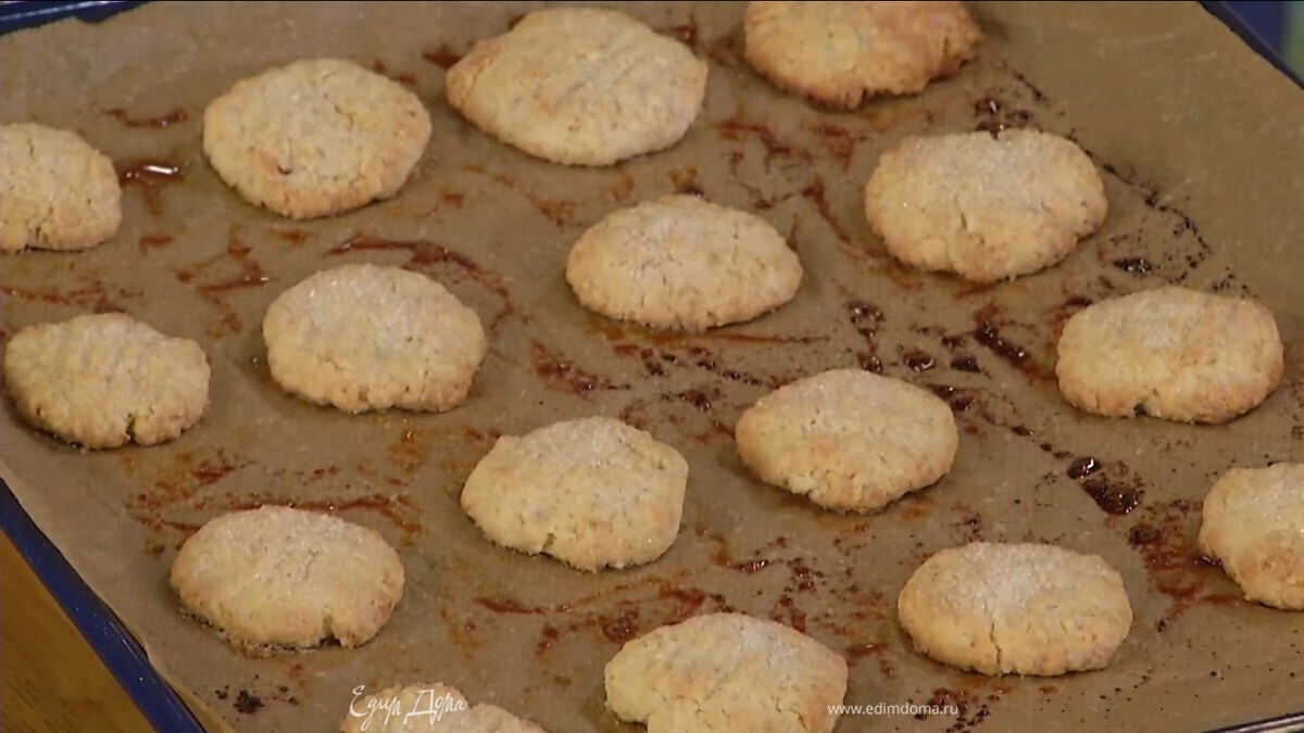 Выпекать печенье в разогретой духовке 15 минут.