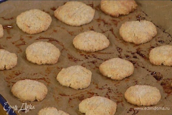 Выпекать печенье в разогретой духовке 15 минут.