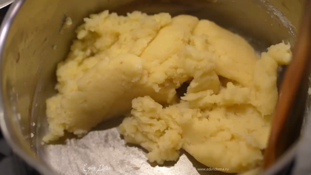 Одним движением всыпать муку, снять кастрюлю с огня и, непрерывно перемешивая, заварить массу. Затем вернуть кастрюлю на огонь и, непрерывно перемешивая, прогревать еще несколько секунд, чтобы тесто стало золотистым.