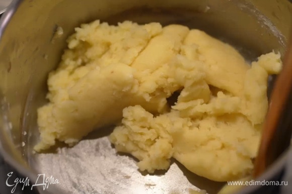 Одним движением всыпать муку, снять кастрюлю с огня и, непрерывно перемешивая, заварить массу. Затем вернуть кастрюлю на огонь и, непрерывно перемешивая, прогревать еще несколько секунд, чтобы тесто стало золотистым.