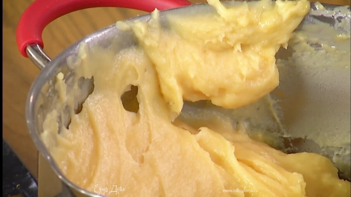 Яйца по одному вмешать в теплое тесто, чтобы оно стало гладким и блестящим.