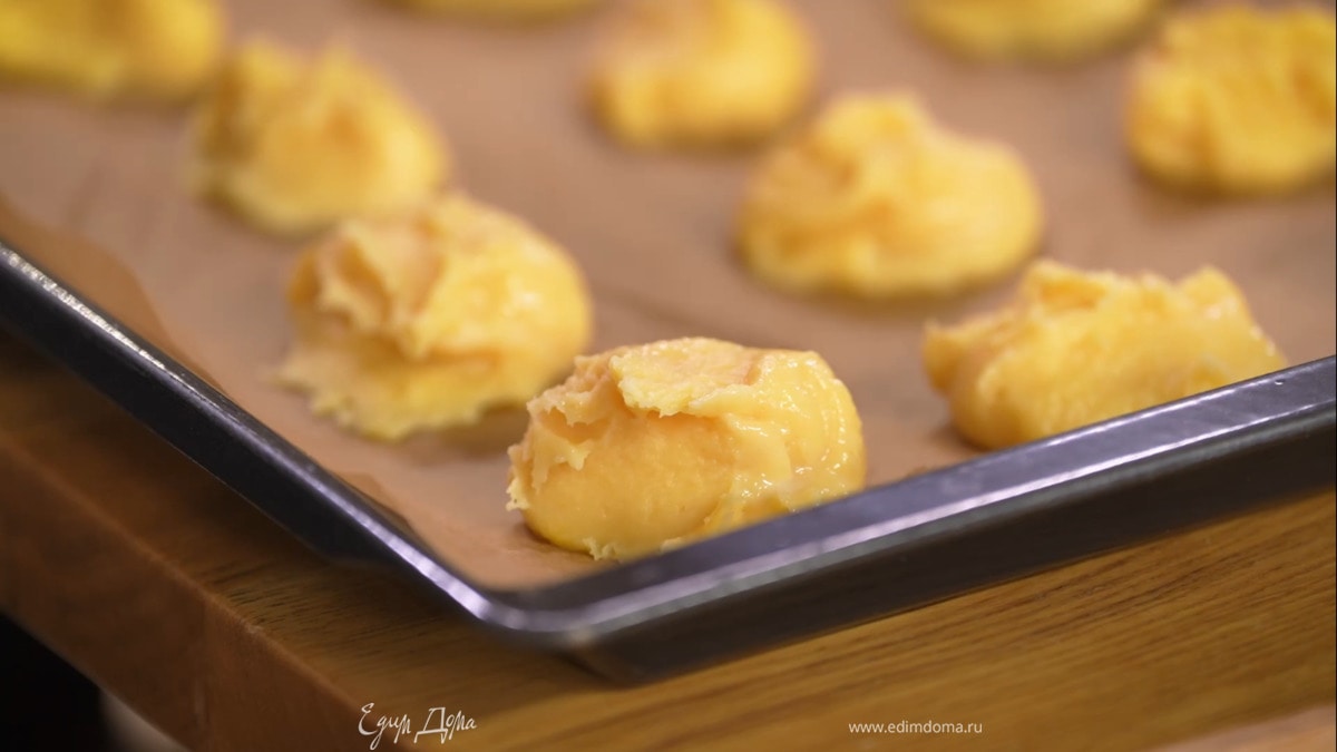 На выстеленный бумагой для выпечки противень столовой ложкой выложить небольшие шарики теста.