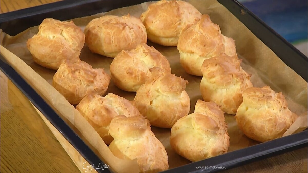 Выключить духовку и поместить в нее противень на 10 минут. Затем включить духовку на 170℃ в режиме «горячий воздух» и выпекать 20 минут.