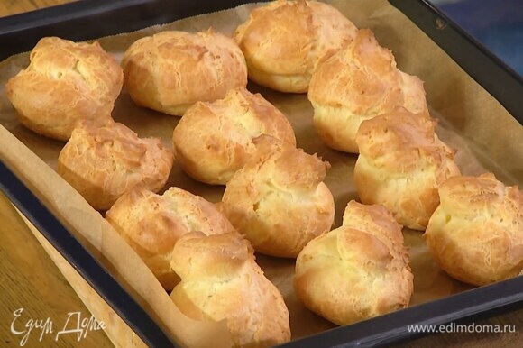 Выключить духовку и поместить в нее противень на 10 минут. Затем включить духовку на 170℃ в режиме «горячий воздух» и выпекать 20 минут.