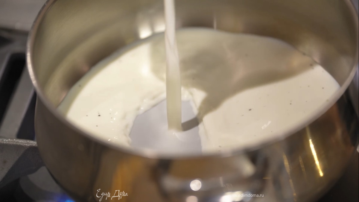 Приготовить крем: стручок ванили разрезать пополам, острым кончиком ножа срезать зерна, добавить их к молоку и перемешать, затем 400 мл отлить в кастрюлю, добавить стручок ванили и все прогреть.