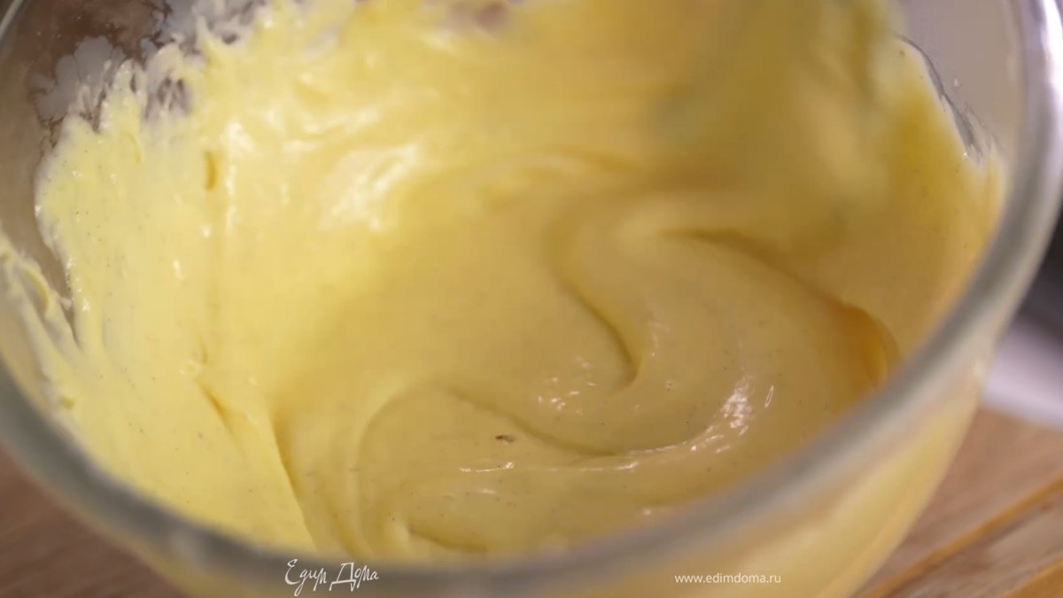 Добавить в крем теплое сливочное масло и все перемешать, накрыть поверхность крема пищевой пленкой и дать ему полностью остыть.
