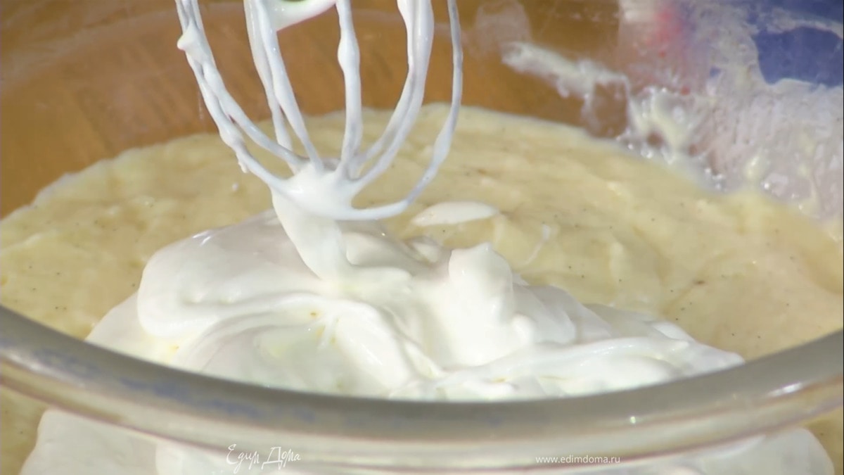 Сливки взбить блендером с насадкой-венчиком, добавить в крем и все еще немного взбить.
