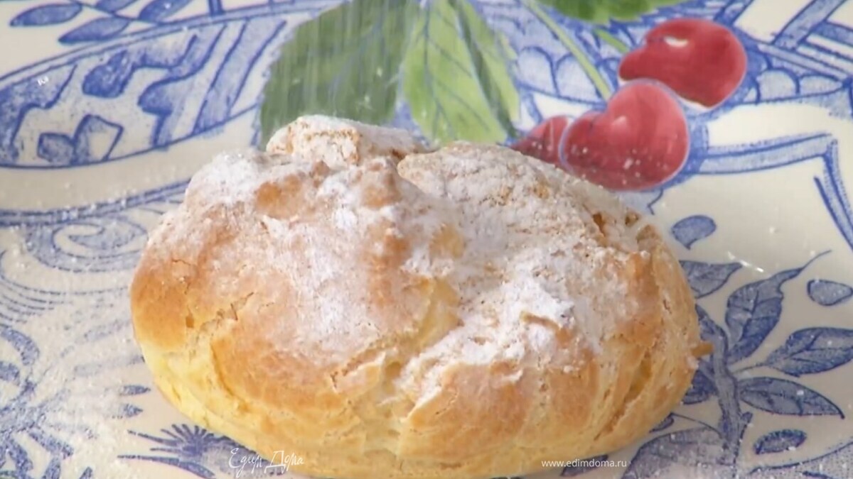 Готовые профитроли начинить кремом и посыпать сахарной пудрой.