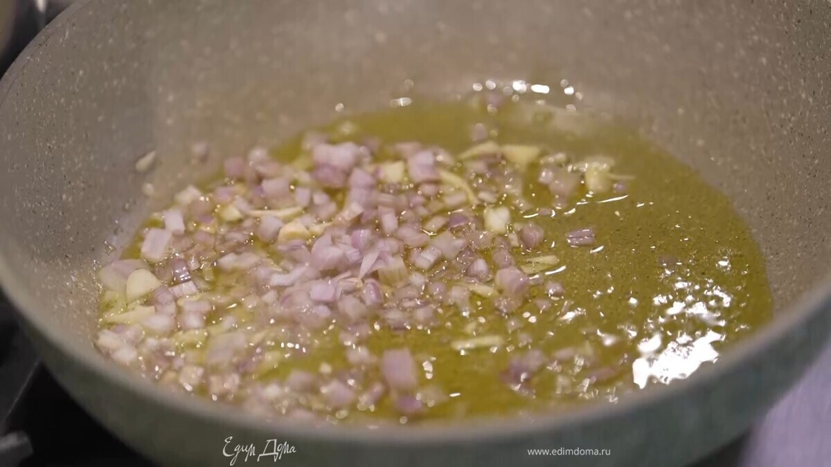Шалот и чеснок почистить и мелко порубить, затем обжарить в тяжелой сковороде на оливковом и сливочном масле.